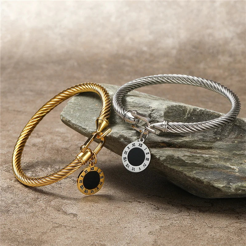 Thora | Roman Numeral Charm Bracelet